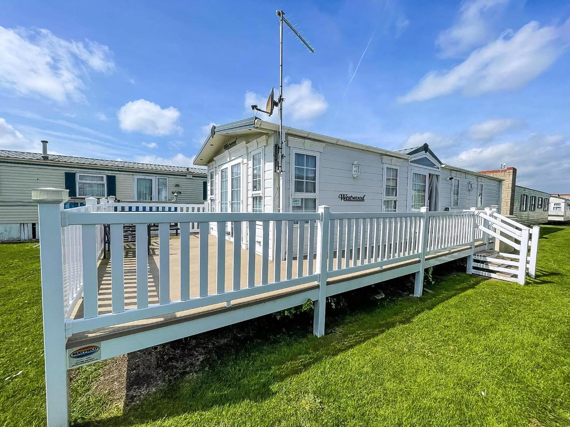Lovely Caravan With Large Decking At Naze Marine Holiday Park Ref 17306Br Уолтон-он-Наз Экстерьер фото
