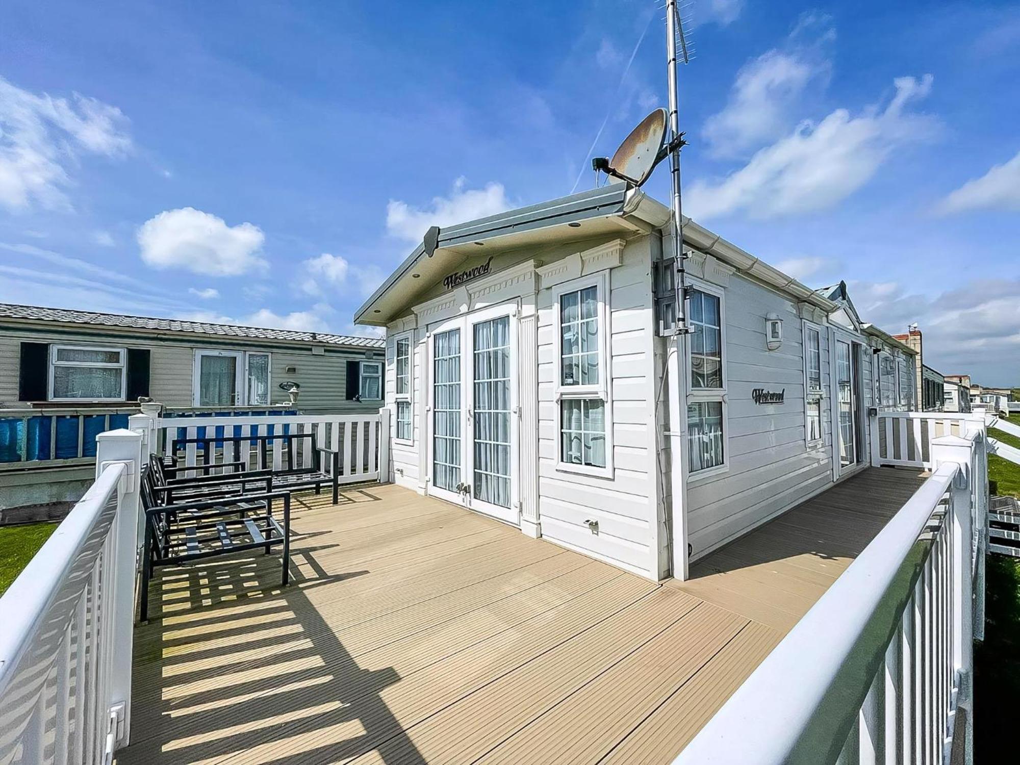 Lovely Caravan With Large Decking At Naze Marine Holiday Park Ref 17306Br Уолтон-он-Наз Экстерьер фото